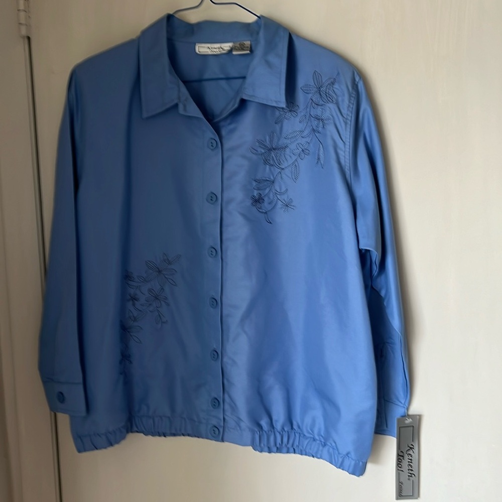 Lightweight jacket with pockets. Blue polyester